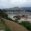 Uitzicht vanaf de Mirador over Ribadesella (bij vloed) Rechts de jachthaven en de br<span class=