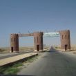 Deze poort staat ergens bij Ay-Thauma, op weg naar Qalaat Jaabar