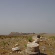 Apamea. In de verte op de heuvel de Mamelukse citadel Qalaat al-Mudiq