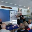 Reijer van 't Hull vertelt in de kantine van Jachthaven Seveningen over de Kamper Kogge.