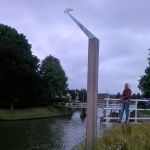 De galg bij de Halvemaansbrug in Dokkum. Let op de kraai die er bovenop zit.