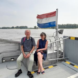 10 mei 2024. Met Joop en Suzan met de pont op weg naar de bestuursvergadering van de Poëzieroute.