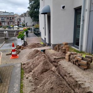 14 juni 2024. Weer moet de straat open voor een glasvezelkabel. De tweede ondertussen.