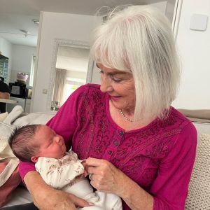 Anna met haar jongste kleinkind Alani op 2 augustus 2024.