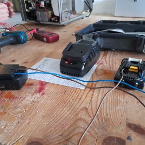 1 maart 2025. Bij het Repair Café proberen ze de accu van mijn boormachine (links) te resettten.