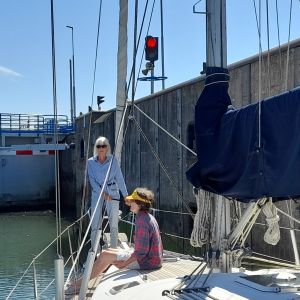 9 juli 2025. Anna met Jacqueline op het voordek in de zeesluis van Vlissingen