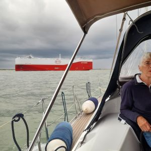 30 juli 2025. Op de Wielingen laten we de zeeschepen eerst passeren voor de oversteek.