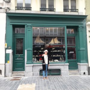 Oostende, 01 augustus 2025. Anna voor het woonhuis van James Ensor.