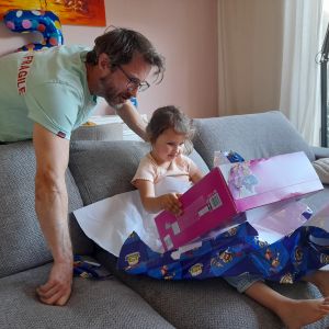 Utrecht, 7 september 2025. De jarige Nora en Rommert pakken de doos met Barbiepoppen uit.