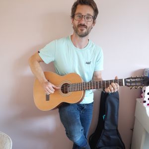 Rommert met zijn nieuwe gitaar.