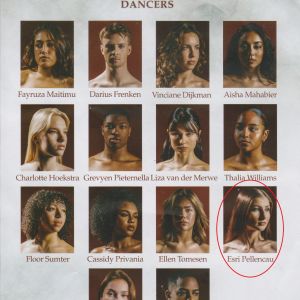 Esri met haar klas van examenkandidaten voor allround danser' van het Albeda Danscollege.