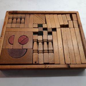 De blokkendoos uit mijn kleuterjaren, gemaakt door Pake Wiebe. Mijn naam staat op sommige stukken,