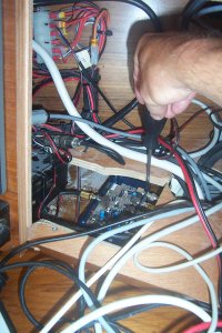 Hier zie je achter het paneel in de navigatiehoek. De schroevendraaier wijst naar het kastje van de Renaud Antenne. Links zie je de hoofdantenne die naar de mast loopt. Daarin zat uiteindelijk het probleem, een eind verder bij de zwanehalsdekdoorvoer