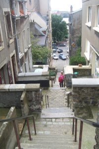 Steile trap met (links) oude vissershuisjes in Boulogne