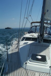 Dulce zeilt de haven van Cherbourg uit