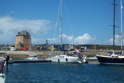 Dulce afgemeerd in Camaret-sur-Mer. Links de Tour Vauban