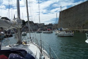 In de voorhaven, voor het sluisje, vaart alles door elkaar, uitvaart en invaart. rechts de wal van de Citadel