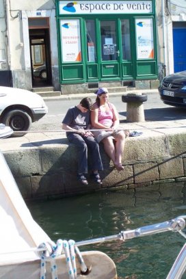 Wonderlijk stel op de kade naast onze boot