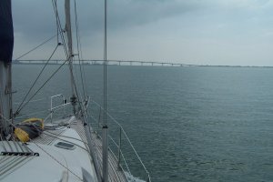 We naderen bij windstil weer de 30 meter hoge Pont de Ré