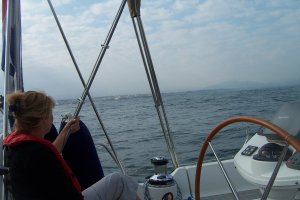 In de verte doemen de Pyreneeën op, de Spaanse grens is in zicht