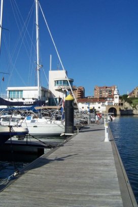 Dulce in Marina de Getxo, Bilbao. Rechts op de achtergrond het fraaie vuurtorentje (niet meer in gebruik)