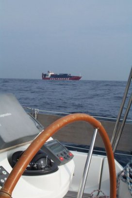 Containerschip op tegenkoers, hij naar Bilbao, wij naar Santander