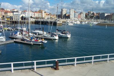 Dulce (rechts) in de jachthaven van Gijón