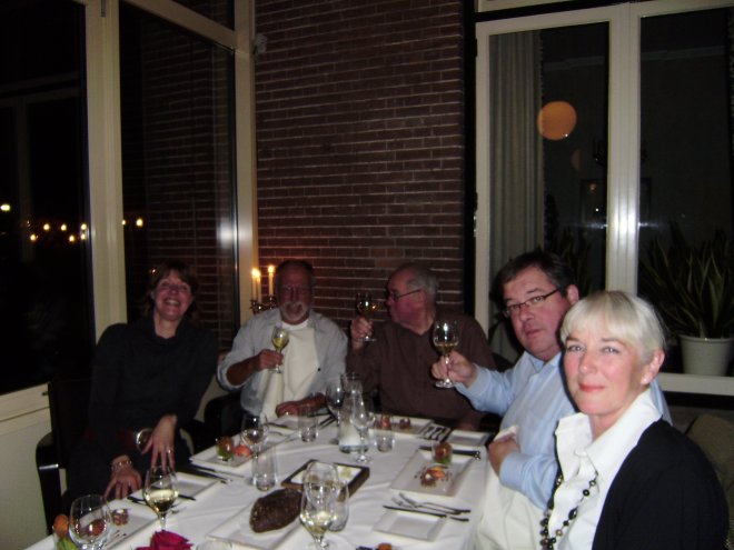 In de serre van Gasterij De Os en Het Paard. Vlnr. Jacqueline, Tom, Ad, Inge en Ans