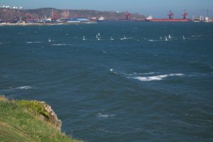 Zeilwedstrijd met Optimistjes waait met een rotgang de baai en de haven binnen