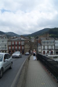 De Puente de La Misericordia, Viveiro. Aan het eind een oude stadspoort, de Puerta de Carlos V