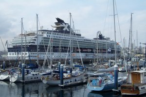 Groot cruiseschip vlak naast de jachthaven