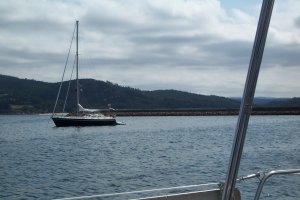Torum keert terug en laat het anker vallen in de haven van Camariñas