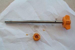 Het peilstokje voor de olie van de keerkoppeling, Het stukje met de afgebroken schroefdraad ligt eronder