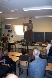 Docent natuurkunde Bram Vrolijk demonstreert tijdens een les aan de oud-leerlingen met succes hoe een staande golf eruit ziet