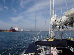 Invaart van Leixões. Links de terminal voor olietankers