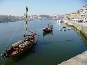 Traditionele portschepen op de Douro, voor de Cais Ribeira in Porto