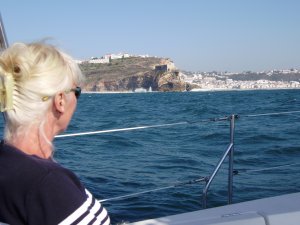 Invaart Enseada de Nazaré. Links op de rots het fort São Miguel, rechts de witte gebouwen van het vissersplaatsje
