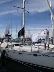 Lagos, 2e dag: luchten van beddegoed en matrassen. De witte was ophangen
