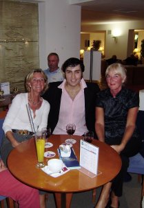 Anjès en Ans met João Lino, de Portugese Elvis, in Hotel Tivoli, Lagos