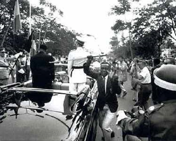 Leopoldville, 29 juni 1960. Tijdens de rijtoer van Koning Boudewijn en aanstaand president Kassavubu rukt een man uit het publiek de sabel van de koning weg uit de auto