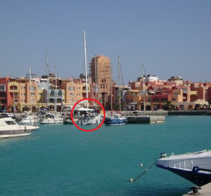 Hurghada Marina. Links van het blauwe jacht ligt onze Dulce