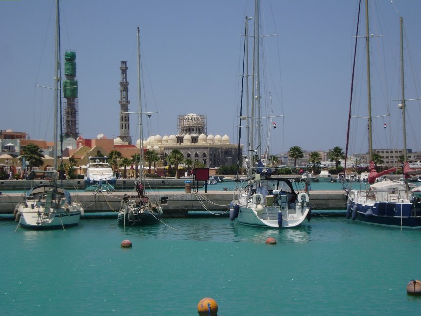 Dulce in Marina Hurghada. Op de achtergond de moskee-in-aanbouw