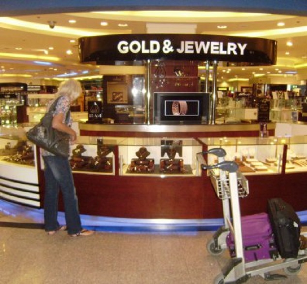 Ans op het internationale vliegveld van Caïro