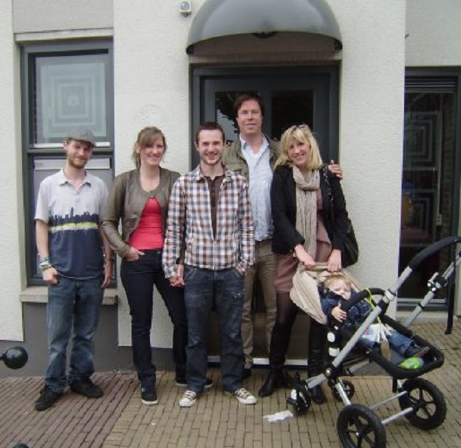 Voor de voordeur van ons appartement. Vlnr: Bas, Marieke & Rommert, Pijke & Floor en Thijs in de buggy