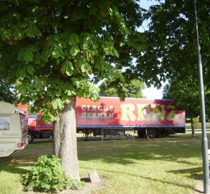 Circus Renz slaat zijn tenten op Buiten de Waterpoort