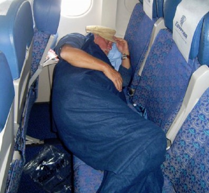 Van Amsterdam naar Caïro gerieflijk slapen, uitgestrekt over drie stoelen