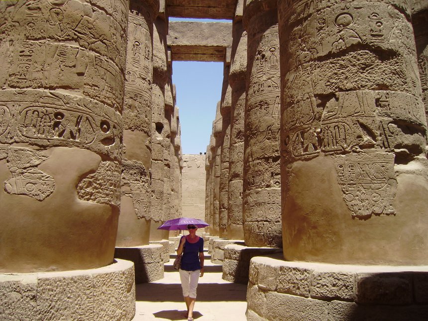 Karnak. In de enorme zuilenzaal van de tempel van Amon