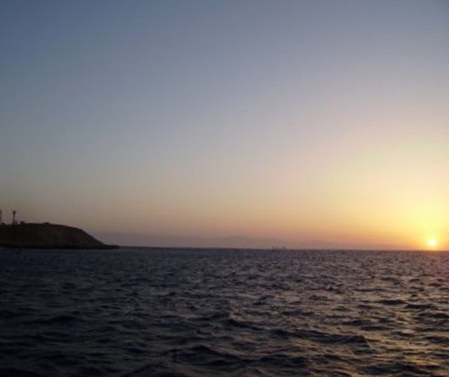 Zonsopkomst. Links Bluff Point met eronder als je goed kijkt een vissersbootje