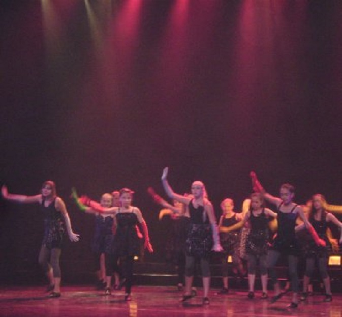 Kleindochter Nikita (links met de lange rode handschoenen) treedt met Danschool Papillon op in De Nieuwe Doelen