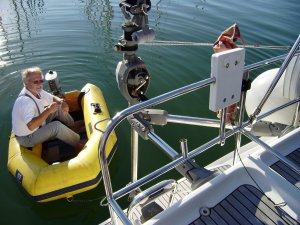 Doet het buitenboordmotortje het nog? De schipper grijnst, hij doet het!